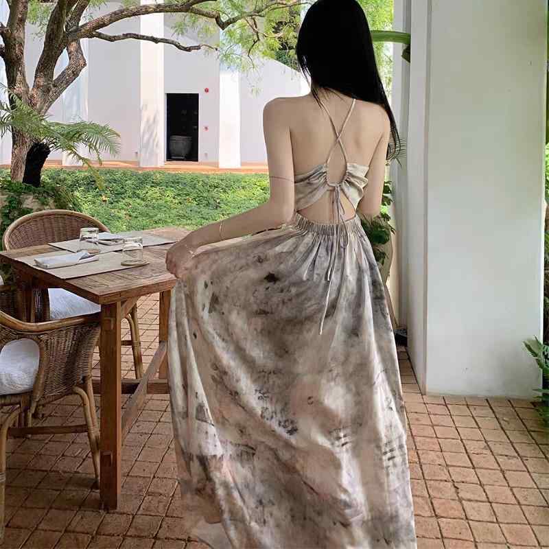 ワンピース レディース キャミワンピ ロング丈 花柄 背中開き セクシー かわいい リゾート 海辺 デート 休日 きれいめ ハイウエスト ウエストマーク ギャザー 春夏・素材: ポリエステル・柄: 小花柄・加工: シャーリング・スタイル: キャミソール・セット内容: 単品・スカート丈: ミモレ丈・スカートシルエット: Aライン・ネックライン: Vネック・袖タイプ: ノースリーブ・袖丈: ノースリーブ・ウエスト: ゴムウエスト・流行の要素: 背中開き・素材構成: ポリエステル90-95%・カラー展開: アプリコット系花柄、ブラウン系花柄、ブラック・サイズ展開: S,M,L,XL・テイスト: リゾートスタイル、セクシー