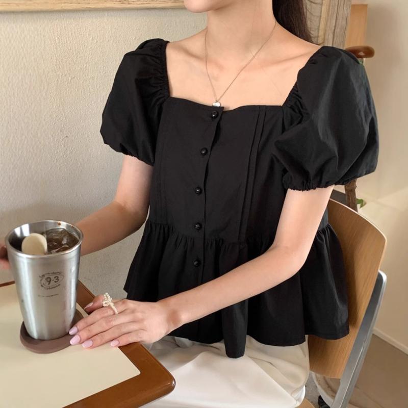 シャツ レディース 春夏 トップス ブラウス レトロ デザイン パフスリーブ スクエアネック ボタン 襟 フリル かわいい 大人 カジュアル きれいめ・柄: 無地・袖丈: 半袖・ネックライン: スクエアネック・袖の形状: パフスリーブ・カラー展開: ブラック、ホワイト・サイズ展開: 均一サイズ・スタイル: カジュアル・カテゴリ: シャツ