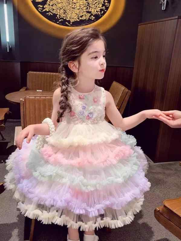 ワンピース キッズ 女の子 子供服 虹色 チュール フリル レース プリンセス ドレス ノースリーブ フレア 可愛い おしゃれ 春夏・スタイル: プリンセス風・素材: ポリエステル100%、裏地は綿40%・カテゴリー: キッズワンピース・ネックライン: ノースリーブ・スカートデザイン: ティアードスカート・デザイン: 無地、キュート・カラー展開: レインボー・サイズ展開: 100cm、110cm、120cm、130cm、140cm、150cm・対象年齢: 新生児(0-1歳、80cm以下)・対象性別: 女児・安全性: C類・生地加工: 柔軟加工