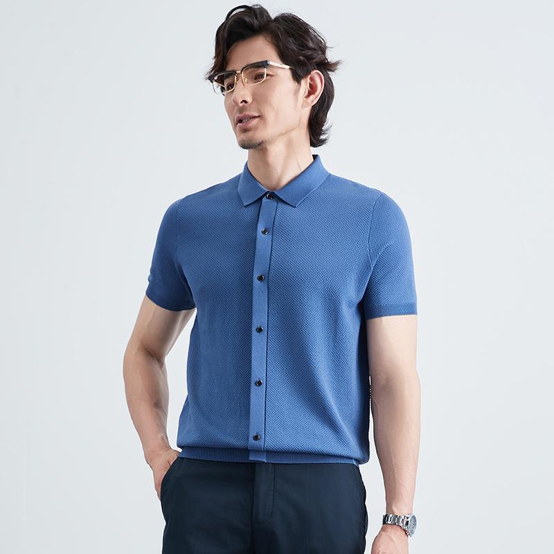 ニットカーディガン メンズ 半袖 襟付き ジャカード ニット Tシャツ ビジネス カジュアル 春夏 トップス 大人 紳士服 通気性 伸縮性 ボタン ポロシャツ風 羽織り物 オフィス 通勤 普段使い 綺麗め 涼しい・スタイル: きれいめカジュアル・素材: ポリエステル繊維(ポリエステル)・柄: 無地・フィット感: ルーズフィット・タイプ: カーディガン・襟: 襟付き・袖丈: 半袖・フード: なし・厚さ: 薄手・素材構成: ポリエステル51%-70%・着用シーン: カジュアル・ディテール: リブ裾・加工: 形態安定・カラー展開: ホワイト、ブラック、ブルー、アーミーグリーン・サイズ展開: M(45-50kg)、L(50-60kg)、XL(60-70kg)、2XL(70-80kg)、3XL(80-92.5kg)、4XL(90-)・袖型: レギュラー・重量: 180g-250g・素材機能: 速乾、通気性、防シワ、耐摩耗性、防汚、吸湿速乾、高色堅牢度・対象年齢: 大人・性別: 男性・カテゴリ: Tシャツ