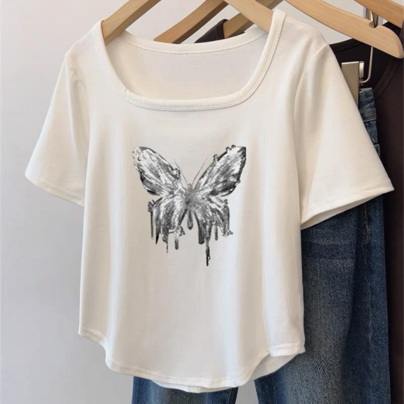 Tシャツ レディース 半袖 スクエアネック パフスリーブ 蝶々柄 スリムフィット 着痩せ感 韓国風 おしゃれ かわいい カジュアル トップス 春夏・カテゴリ: Tシャツ・素材: ポリエステル90-95%・柄: プリント・スタイル: カジュアル・袖丈: 半袖・加工: 形態安定加工・シルエット: ルーズ・着丈: 50-65cm・ネックライン: スクエアネック・袖型: スタンダード・デザイン: プリント、3D、無地・カラー展開: ホワイト（蝴蝶）、ブラック（蝴蝶）、レッド（蝴蝶）、ホワイト（字母蝴蝶結）、ブラック（字母蝴蝶結）、レッド（字母蝴蝶結）・サイズ展開: M（40-50kg推奨）、L（50-60kg推奨）、XL（60-70kg推奨）、2XL（70-80kg推奨）、3XL（80-90kg推奨）、4XL（90-推奨）・ファッションスタイル: 日韓カジュアル、シンプル