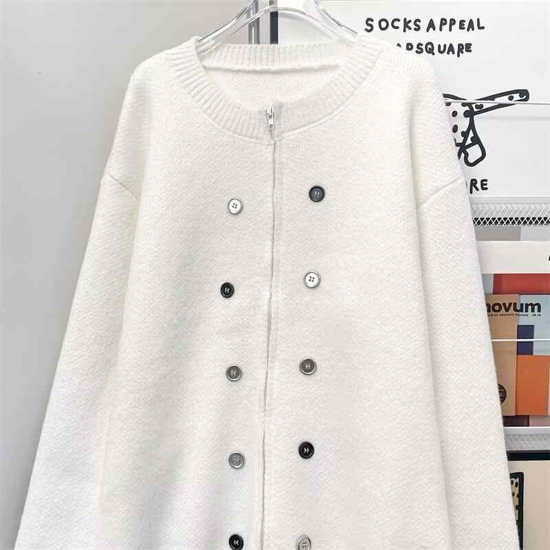 純 色の カーディガンセーターコートの 男性の 初春 モデルは 厚い 高級 感の ボタンを プラス して ニット ジャケットの トップスを 飾ります。カテゴリー: 素材機能: その他商品番号: M5736ブランド: その他スタイル: カーディガン,若々しいファッションバージョン: ルーズタイプ首輪の種類: ラウンドネック袖丈: 長袖厚さ: 従来のスタイル詳細: ボタンの装飾淘宝網カテゴリー: ユースファッション(18～24歳)在庫があるかどうか: はい在庫の種類: 注文全体群衆に適しています: ティーンエイジャー発売年・シーズン: 2024年冬生地名: その他主な生地構成: ポリエステル繊維(ポリエステル)主な生地成分の含有量: 0適用可能なシナリオ: レジャー適した季節: 秋対象者: 若者色: 白,黒サイズ: M,L,XL,2XL職人技: その他オリジナルデザイン: はい対象年齢層: 大人対象性別: 男性製品カテゴリー: ニットセーター