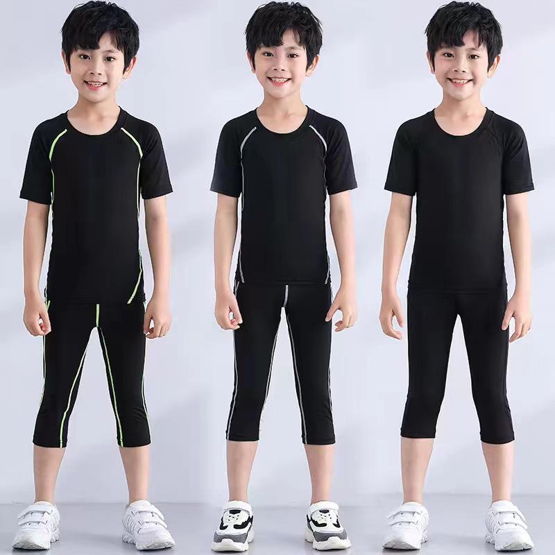 トレーニングウェア キッズ ジュニア 子供 男の子 女の子 上下セット 半袖 シャツ ハーフパンツ スポーツウェア コンプレッション タイツ レギンス ランニング バスケットボール サッカー 吸汗速乾 伸縮性 ストレッチ アンダーウェア インナー 運動用・カテゴリ: フィットネスウェア・対象: ユニセックス・柄: 無地・誤差範囲: 2cm・素材: ポリエステル98%・裏地素材: ポリエステル2%・着用シーン: フィットネス、トレーニング、サイクリング、アウトドア、球技各種・カラー展開: ブラック、ホワイト、ブラック×グレー、ブラック×グリーン・サイズ展開: 22、24、26、28、30、S、M、L、XL、XXL
