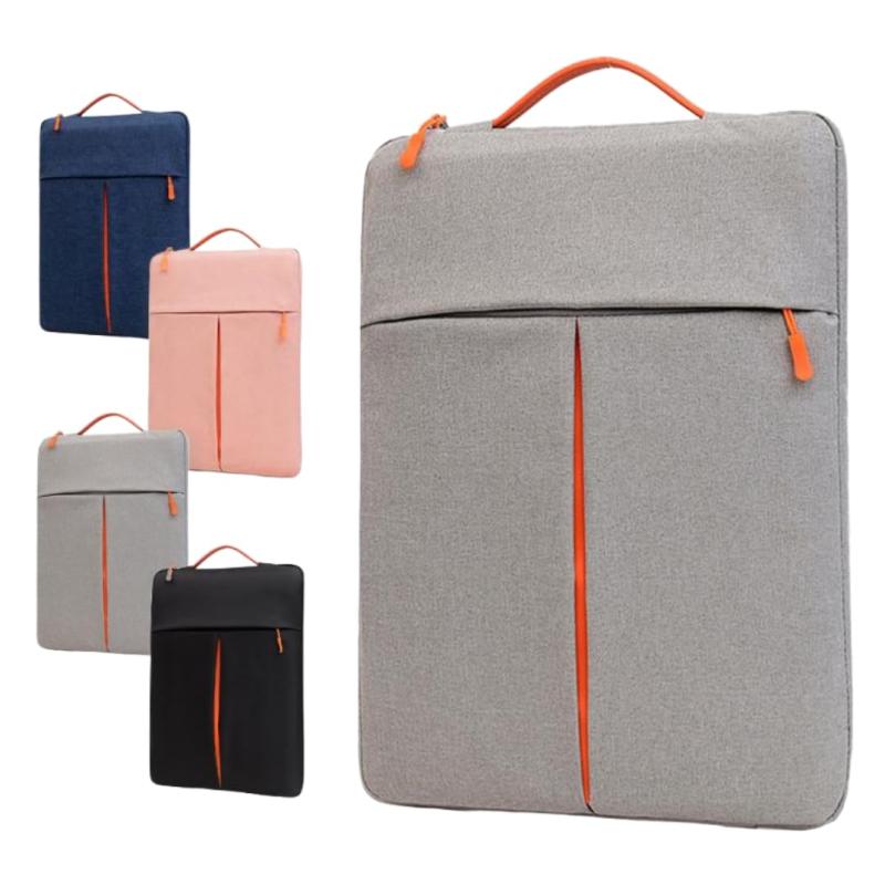 ノートパソコンケース パソコンバッグ PC 11 12 15.6 13 14 15 16 インチ ipad 小学校 撥水 PC 保護 軽量 ポケット 持ち手付 スリーブ 収納 おしゃれ シンプル 2WAY かわいい 軽量 旅行 タブ レットイン縦型PCケース-----PC、iPad、9-11インチ,13.3インチ, 14.1~15インチ,15-16インチサイズにはA4書類がすっぽり入ります。縦型デザインでリュックや縦型バッグへの収納に便利です。PCを守る安心設計-----素材：表面/撥水ナイロン、裏面/起毛素材, PCを傷つけない起毛素材と衝撃を吸収する肉厚クッション。表面は撥水加工で大切なPCを守ります。ハンドル付き-----ハンドルが付いているので、持ち運び用ケースとしても使えます。リュックや鞄への出し入れにも便利。フロントポケット搭載-----マウスや電源タップなどをサッと収納できるフロントポケット。バラバラしがちな小物類をスッキリ整頓できます。220gの超軽量設計-----持ち運びの負担にならず、いつでも快適にPCを持ち運べます。カラー：グレー、ブラック、インディゴ、ピンク・15-16インチ：27cm×38cm×3cm・13-14インチ：24cm×34cm×3cm・11-12インチ: 21cm×31cm×3cm