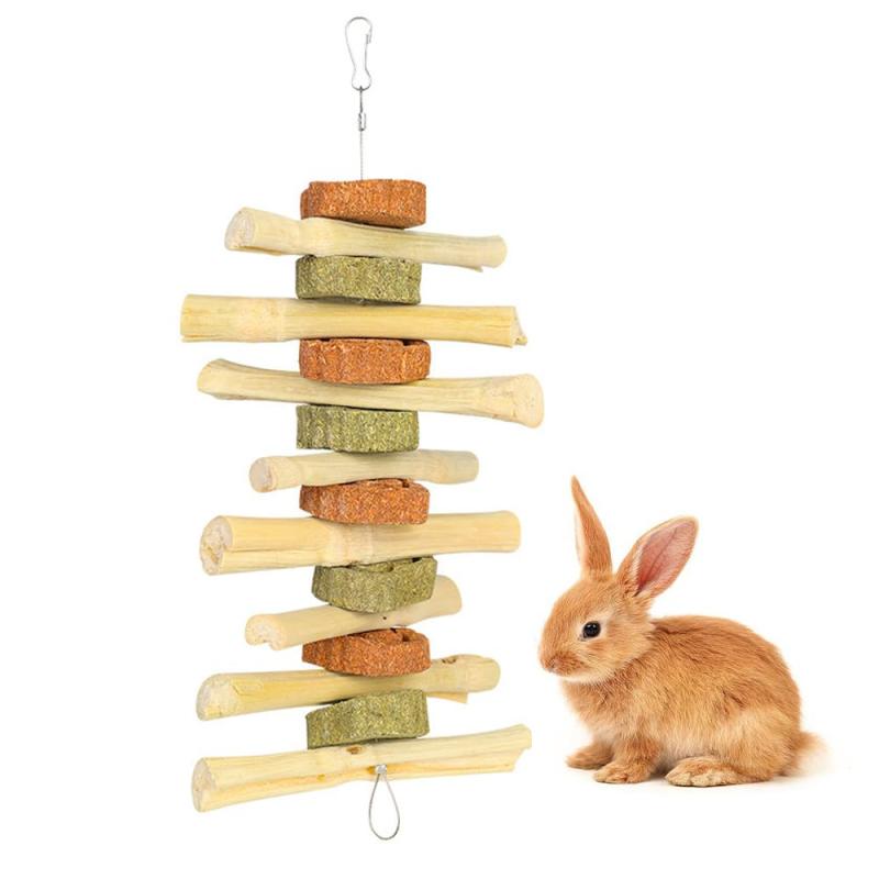 CHANGJIQ うさぎ嚙むおもちゃ かじり 玩具 おもちゃ あそび道具 小動物 歯磨き おやつ 運動不足 解消 遊び 吊り下げ モルモット ウサギ【安心の天然素材】最高品質の天然スイートバンブーを主原料に、ビタミン豊富なニンジンパウダーと食物繊維たっぷりの牧草をブレンド。天然素材のみを使用しているため、ペットの健康を考えた安全な設計です。【高食物繊維で消化サポート】2種類の天然食物繊維（可溶性＆不溶性）が消化管の働きを活性化。消化吸収を助け、ペットの健康な便通をサポートします。【歯の健康サポート】天然素材を使用した咀嚼玩具で、ハムスターやウサギなどの小動物の歯を自然に削ぎ、伸びすぎを防ぎます。噛むことで歯の不正咬合を予防し、口腔内の健康を維持します。【ストレス解消効果】天然の甘い竹とニンジンパウダーの香りがペットの好奇心を刺激し、長時間の遊びを促します。噛む行為自体がストレスや不安を軽減し、リラックス効果をもたらします。【幅広いペットに対応】ハムスター、ウサギ、モルモット、チンチラ、デグーなど、歯が伸びるげっ歯類全般に適しています。幼体から成体まで安心して与えられます。