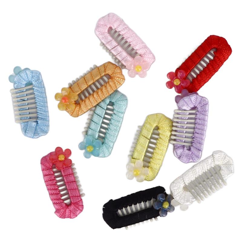 ペットヘアピン 小型犬用ヘアピン ペットヘアクリップ 猫犬用ヘアピン ヘアアクセサリー ペット髪飾り 髪留め 髪束ね ポリエステル素材 かわいい おしゃれ 10個 ヘアアクセサリー【ポリエステル素材】ポリエステルで作られたこれらの犬のヘアクリップは、耐久性と長寿をします。 頑丈な素材は、ピンが簡単に壊れないことをし、さまざまな摩耗とティーアのシナリオに抵抗することができます。 これらの高品質のペットヘアピンは、ペットの美しさのニーズを確実に提供し、美学と持久力の完璧なブレンドを提示します。【十分なスタイルと数量】パッケージには、10個のミニペットヘアピンが含まれており、それぞれに排他的で独特のスタイルが誇示されています。 これらのペットグルーミングアクセサリーの多様性により、毎日ペットの外観をリフレッシュできます。 この十分な量と範囲は、あなたの毛皮のような友人が流行にとどまることをします。【滑り止め】これらのそれぞれのペットヘアピンは、ペットの髪を強く押収する頑丈なクリップで設計されており、滑り落ちるのを防ぎます。 ペットがどれほどアクティブになっていても、遭遇するさまざまなシナリオに関係なく、これらのヘアピンは髪を所定の位置に保ち、常にきれいできれいに見えます。【簡単で便利】これらのフランス風のペットヘアピンは使いやすく、開閉するために最小限の労力が必要です。 彼らは、不快感を与えずにペットの髪をすばやくスタイリングするのに最適なペットアクセサリーです。 男性と女性の両方のペットで使用するのに最適な彼らは、手間のかからないグルーミングセッションを約束します。【ペットをドレスアップ】ペットのウェアラブルな芸術性、これらのヘアピンはあなたの最愛のペットをすぐにファッショニスタに変えます あなたのペットに人目を引く、愛らしい外観を与えると、彼らはますます魅力的でファッショナブルになります。 これらのヘアピンは機能的であるだけでなく、非常に美しいものでもあり、ペットの全体的な魅力と美学に加えています。