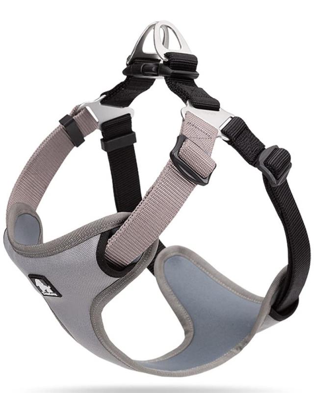 cocomall 犬用ハーネス 犬用胴輪 ドッグ ペット用品 3M反射材料 訓練用 ナイロン製 小型犬、中型犬、大型犬に向け愛犬のカラダに触れる部分はすべて上質のフリースが覆っています。そのため、肌触りがソフトで、摩擦による痛みはありません。カラダに食い込んで不快感を与えないように、ハーネスの幅が広めに作られています。3M反射ステッチ：ハーネスはかわいいだけでなく、夜になると反射するので、暗い夜道でも目立ちます。入射した方向に対して集中的に反射するため、ライトに照らされると、遠くからでもよく見えます。束縛感ないデザイン：ハーネスの裏側は柔らかい素材で、生地も厚めなので、散歩中わんちゃんの体への負担を軽減できます。犬用ハーネスは、引っ張っても圧力が体全体に分散されます。安定感が増すので、バランスよく歩けるようになり、心地好くお散歩できます。調節できる、操作簡単：ワンチャンの体系に合わせて調節しておけば簡単着脱バックルはサイズ調整が可能なので微妙な調整もできます。アルミニウム素材のDカン、背中部分にハンドルが付き、車載功能：耐衝撃性に優れたアルミニウムDカンの留め具は高い引張り強さ、耐腐食性と硬度がある。それに、背中部分にハンドルがついたハーネスです。ハンドルがあると色々な場面で とっても便利。持つことで、車内でベルトと繋がって愛犬の飛び出しなども防ぐことができます。