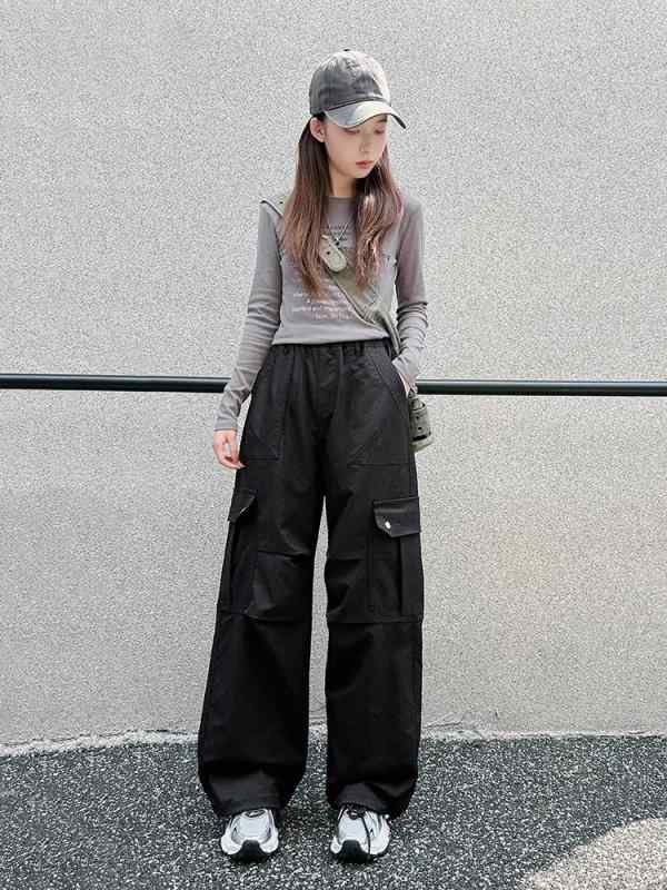 ・スタイル: カジュアル・カテゴリ: ロングパンツ・主な素材: ポリエステル95%以上・対象性別: 男女兼用・対象年齢: 8歳以上、身長140cm以上・仕様: カーゴパンツ・生地加工: 柔軟加工・柄: 無地・デザイン: スポーツ・ウエスト: ハイウエスト・カラー展開: パープル、アプリコット、グリーン、ブラック・サイズ展開: 120cm、130cm、140cm、150cm、160cm、170cm
