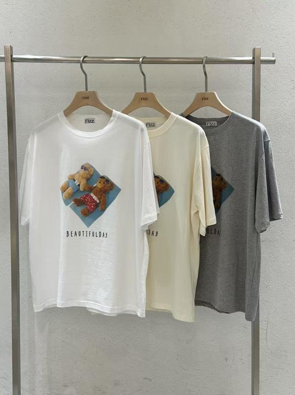 ・カテゴリ: Tシャツ・スタイル: カジュアル、韓国風・主な素材: 綿95%以上・ネックライン: クルーネック・袖丈: 半袖・袖型: レギュラースリーブ・シルエット: ルーズフィット・デザイン: プリント・カラー展開: ホワイト、ベージュ、グレー・サイズ展開: フリーサイズ