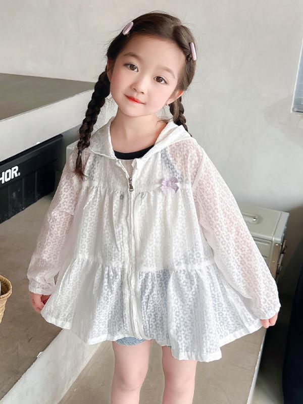 ・カテゴリ: 女の子用トップス・対象年齢: 3〜12歳（身長90〜140cm）・主な素材: ポリエステル75%・カラー展開: ホワイト・対応身長: 90cm、100cm、110cm、120cm、130cm、140cm・フード: あり・機能: UVカット