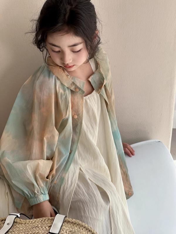 ・対象性別: 女性・対象年齢: 中小童（3〜8歳、100〜140cm）・襟型: 襟付き・スタイル: 韓国風・厚み: 薄手・生地加工: 柔軟処理・フード: なし・テイスト: スポーツ、田園風、可愛い、カーディガン、プリンセス、トレンド・袖丈: 長袖・開閉仕様: シングルブレスト・主な素材: ポリエステル・カラー展開: タイダイブルー・サイズ展開: 身長100-110cm、110-120cm、120-130cm、130-140cm、140-150cm、150-160cm対応・着丈: 中長丈・カテゴリ: 子供用アウター、ジャケット、コート