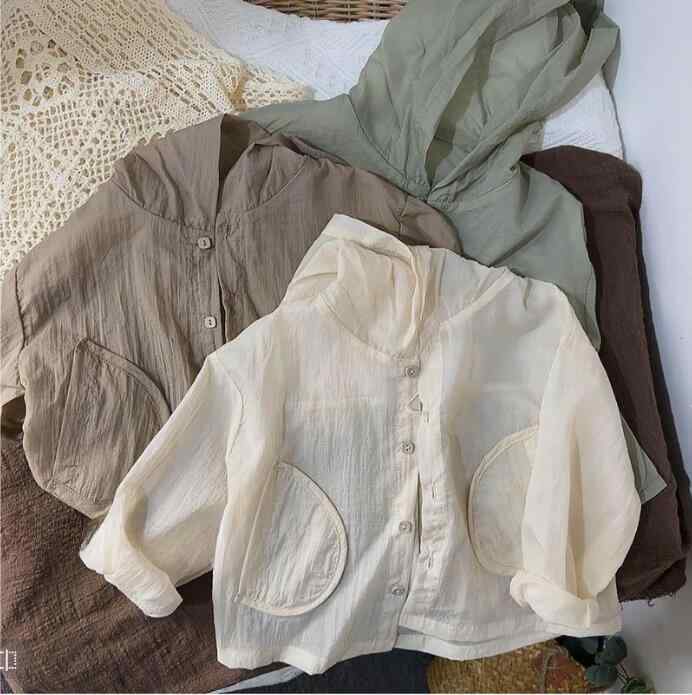 ・対象性別: 男女兼用・対象年齢: 3歳〜8歳（目安身長 100cm〜140cm）・素材: 化学繊維混紡、綿80%・カラー展開: ベージュ（オフホワイト寄り）、カーキ、ミントグリーン・サイズ展開: 80cm、90cm、100cm、110cm、120cm、130cm・フード: フード付き・機能: 紫外線カット