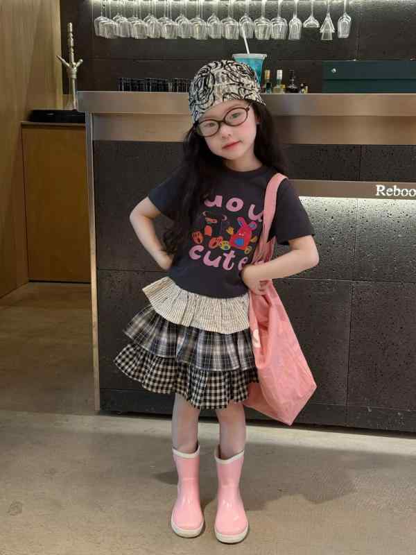 ・カテゴリ: Tシャツ・対象性別: 女児・スタイル: 韓国風・フード: なし・袖丈: 半袖・対象年齢: 中小童（3〜8歳、100〜140cm）・生地加工: 柔軟処理・柄: アルファベット、キャラクター・主な素材: 綿80%・安全基準: B類・ネックライン: クルーネック・機能: 吸湿速乾・カラー展開: TシャツZH672、ケーキスカートZH672・対応身長: 90cm、100cm、110cm、120cm、130cm、140cm