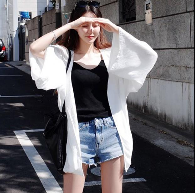・カテゴリ: シフォンブラウス・素材: ポリエステル51%-70%・スタイル: カジュアル、韓国風・柄: 無地・デザイン: カーディガン・シルエット: ルーズフィット・着丈: ミディアム丈（約65cm-80cm）・カラー展開: ホワイト、ブラック・サイズ展開: フリーサイズ・対象: レディース