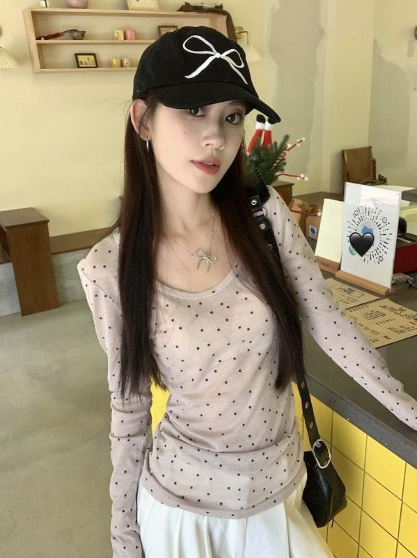 ・カテゴリ: Tシャツ・スタイル: スウィート、セクシー・主な素材: テンセル（リヨセル）・素材2: スパンデックス・主な素材含有量: 90%以上95%未満・素材2含有量: 30%以下・柄: ドット、プリント・デザイン: プルオーバー・袖丈: 長袖・ネックライン: Uネック・袖型: レギュラー・シルエット: スリムフィット・身丈: レギュラー（約50cm超65cm以下）・カラー展開: グレー、アプリコット・サイズ展開: S、M、L、XL