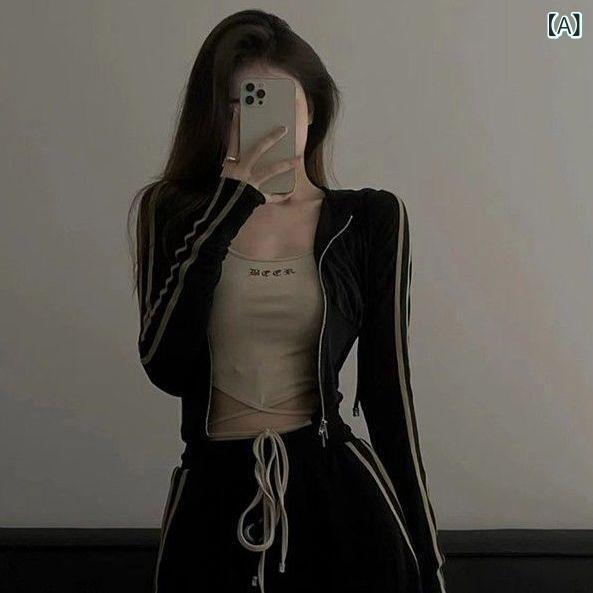 ・カテゴリ: Tシャツ・スタイル: ストリート風・素材: ポリエステル95%以上（ミルクシルク生地）・柄: ボーダー・着用スタイル: 前開き・袖丈: 長袖・ネックライン: フード付き・袖型: レギュラースリーブ・シルエット: スリムフィット・着丈: ショート丈（約40cm超、50cm以下）・デザイン特徴: ファスナー、メタリックプリント・カラー: ブラック・サイズ展開: S（35-47.5kg用）、M（47.5-55kg用）、L（55-60kg用）、XL（60-65kg用）