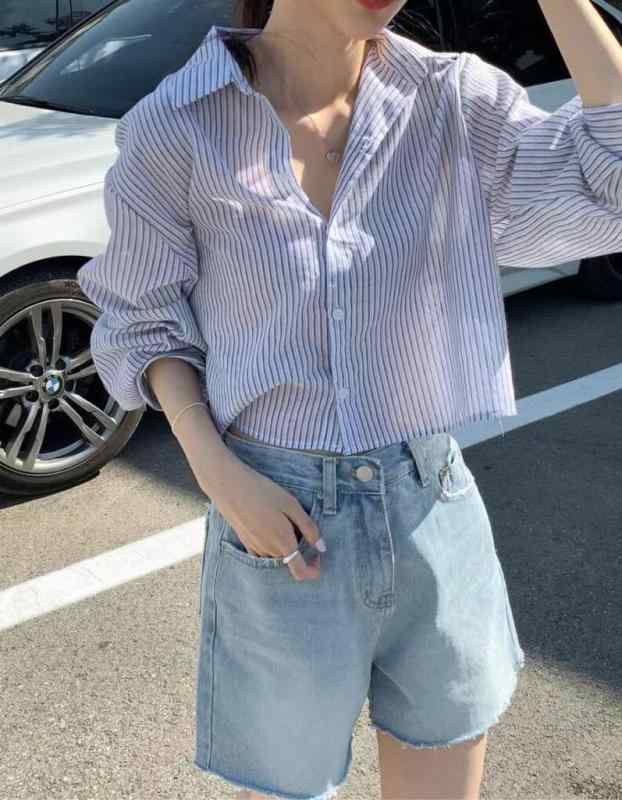 ・カテゴリ: 衬衫・スタイル: エレガント、オフィスカジュアル・主な素材: 綿・柄: ストライプ・ネックライン: POLOネック・袖丈: 七分袖・袖型: ドロップショルダー・着丈: ミディアム丈（約50cm-65cm）・カラー展開: ブルー系ストライプ・サイズ展開: M、L、XL