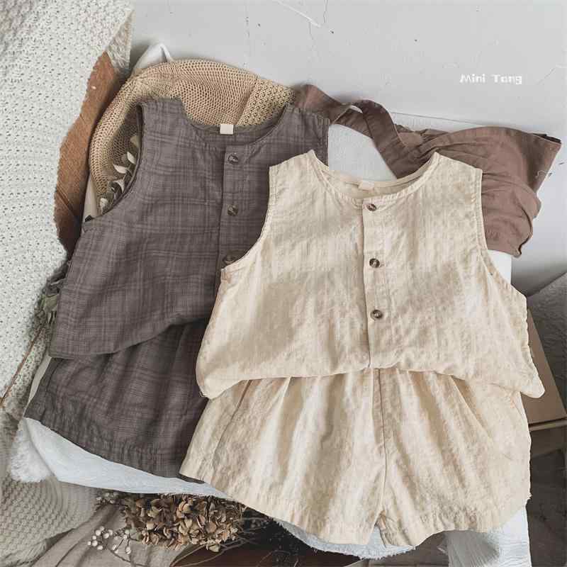 ・カテゴリ: 子供服セット・性別: 意図（女性向け）・スタイル: 韓国風・セットタイプ: パンツセット・セット点数: 2点セット・セット内容: 衣類・対象年齢: 中小童（3〜8歳、100〜140cm）・袖丈: ノースリーブ・フード: フードなし・パンツ丈: ショートパンツ・生地加工: UVカット・生地の厚さ: 薄手・柄: チェック・要素: セットアップ、チェック・生地素材: 綿・主な素材の成分: 綿95%・安全基準: B類・カラー展開: 杏色、コーヒー色・対応身長: 80サイズ、90サイズ、100サイズ、110サイズ、120サイズ