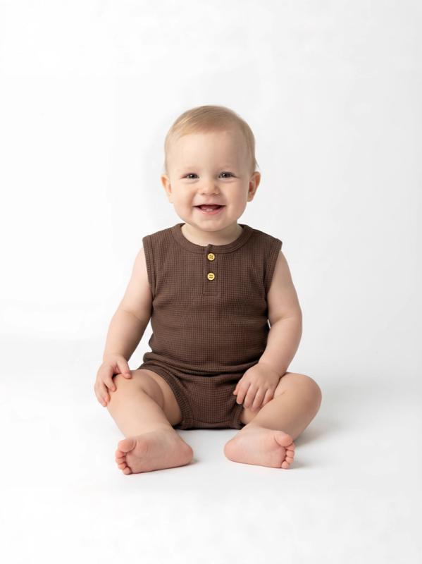 ・カテゴリ: 子供用ルームウェア・主な素材: ポリエステル 65%、綿 35%・カラー展開: ブラウン、アーミーグリーン、ライトベージュ・対象年齢: 乳幼児（1～3歳、身長 80～100cm）・サイズ展開: 80cm、90cm、100cm、110cm、120cm・スタイル: 韓国風・生地の厚さ: 普通・柄: 無地・機能: 通気性、抗菌、防臭、吸湿速乾、毛玉防止・生地加工: UVカット・デザイン要素: セットアップ、キュート