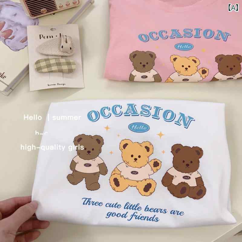 ・カテゴリ: キッズTシャツ・対象性別: 男女共用・スタイル: 韓国風・フード: なし・袖丈: 半袖・対象年齢: 中小童（3〜8歳、100〜140cm）・機能性: 紫外線防止、静電気防止・柄: キャラクター、ポートレート、アルファベット・主な素材: 綿100%・安全基準: Aクラス・ネックライン: クルーネック・カラー展開: ホワイト-Hello三つクマ、ピンク-Hello三つクマ・サイズ展開: 90cm、100cm、110cm、120cm、130cm、140cm