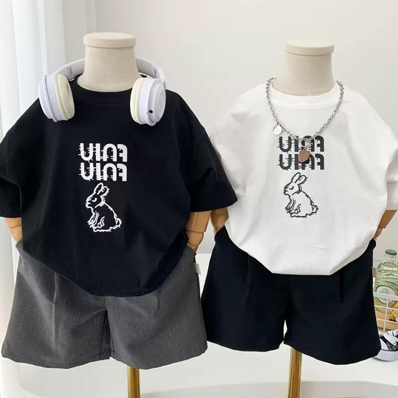 ・カテゴリ: 子供用Tシャツ・スタイル: 韓国風・性別: 男女兼用・フード: なし・袖丈: 半袖・推奨年齢: 1〜3歳（身長80〜100cm）、3〜8歳（身長100〜140cm）・生地加工: UVカット、ソフト加工・柄: キャラクター・デザイン要素: キャラクター、アルファベット・主な素材: 綿100%・ネックライン: クルーネック・機能: 吸湿速乾・カラー展開: ホワイト、ブラック・対応身長: 80cm、90cm、100cm、110cm、120cm、130cm