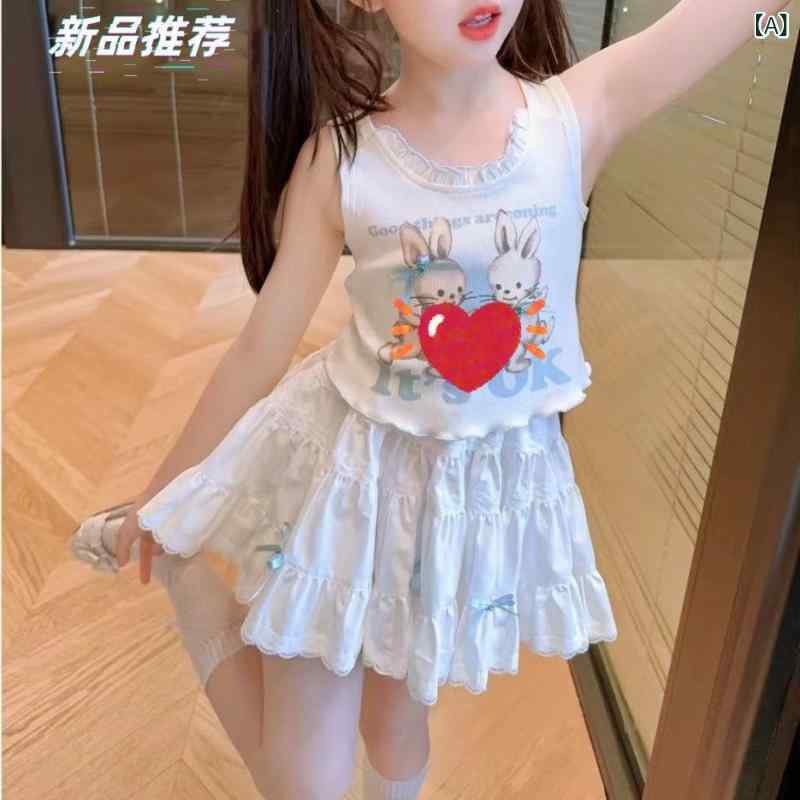 ・カテゴリ: 子供用セットアップ・対象性別: 女・スタイル: 韓国風・セット内容: スカートセット、3点セット・袖丈: ノースリーブ・柄: キャラクター・主な素材: ポリエステル30%・留め具の種類: プルオーバー・カラー展開: シングルベスト、シングルスカート、シングルアウター・サイズ展開: 110cm、120cm、130cm、140cm、150cm、160cm