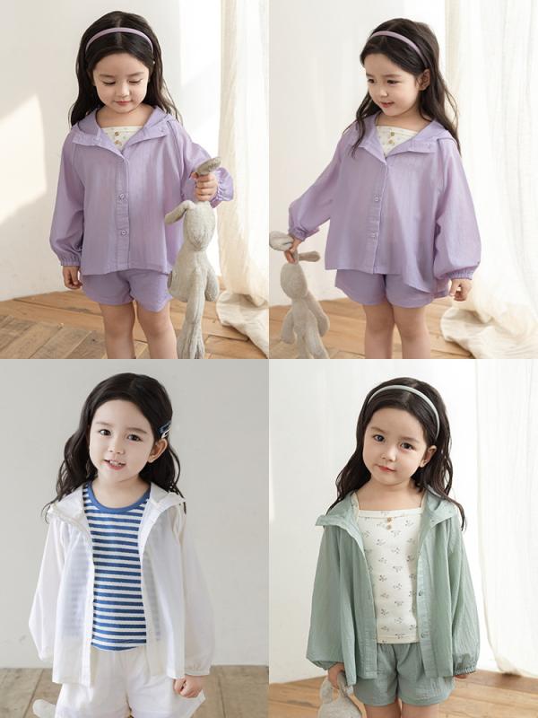 ・カテゴリ: 子供用セットアップ・スタイル: 韓国風・セット内容: トップス、パンツ・対象性別: ガールズ・対象年齢: 中小童（3〜8歳、100〜140cm）・袖丈: 長袖・フード: フード付き・ボトムス丈: ショートパンツ・生地加工: 柔軟加工・生地の厚さ: 薄手・柄: 無地・主な素材: ナイロン100%・安全基準: A類・カラー展開: ベージュ、パープル、シアン・サイズ展開: 80cm、90cm、100cm、110cm、120cm、130cm、140cm