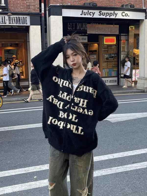 ・カテゴリ: 針織衫・スタイル: 韓国系・デザイン: カーディガン・シルエット: ルーズフィット・ネックライン: クルーネック・袖丈: 長袖・厚み: 普通・デザイン詳細: リブ裾・対象: ティーンエイジャー、成人、男性・素材: コットン混紡（ポリエステル50%）・着用シーン: カジュアル・カラー展開: ブラック、グレー・サイズ展開: M、L、XL、2XL・加工: ノーアイロン加工