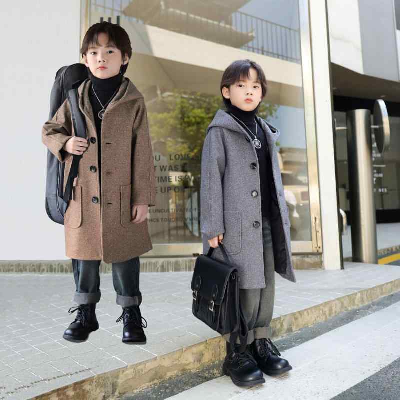 ・対象性別: 男性・推奨年齢: 中小童（3～8歳、100～140cm）・ネックライン: 折り襟・スタイル: ブリティッシュスタイル・柄: 無地・厚さ: 極厚・加工: 柔軟加工・フード: フードあり（取り外し不可）・袖丈: 長袖・安全基準: B類・生地素材: ウール混・裏地素材: ポリエステル100%・留め具の種類: シングルブレスト・主な素材: ポリエステル92%・カラー展開: グレー（裏地なし）、グレー（中綿極厚）、カーキ（裏地なし）、カーキ（中綿極厚）・推奨身長: 100cm、110cm、120cm、130cm、140cm、150cm、160cm、170cm・着丈: 中長丈・インナータイプ: インナーなし・カテゴリ: キッズコート・ジャケット