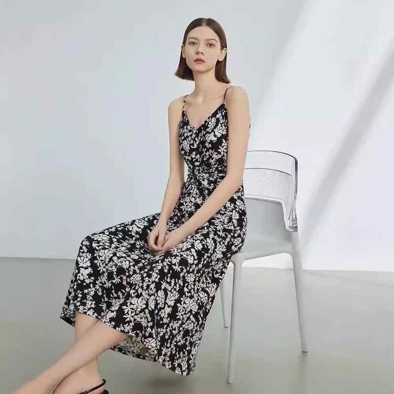 ・カテゴリ: 连衣裙・スタイル: 通勤風・素材: 涤纶（聚酯纤维）・柄: 碎花・仕様: 吊带款・組合せ: 単件・スカート丈: 超短裙・スカートの形: A字裙・襟型: 波浪领・袖の形: 耸肩・袖丈: 短袖・ウエスト: 中腰・人気の要素: 印花・カラー展開: 黒色・サイズ展開: S、M、XL、L、2XL・スタイルタイプ: 气质通勤・シルエット: 修身型