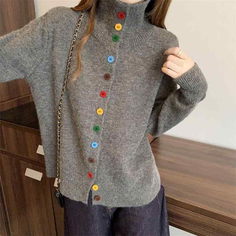 ・カテゴリ: セーター・主な素材: スパンデックス30%以下・厚み: 中等・セット内容: 単品・シルエット: ルーズフィット・袖の種類: レギュラースリーブ・ネックライン: POLO襟・袖丈: 長袖・着丈: ショート丈（約40cm～50cm）・カラー展開: グレー、ブルー、レッド、ローズレッド、ライトイエロー、ホワイト・サイズ展開: フリーサイズ（推奨体重40-65kg）・スタイル: お姉系、コンサバ・着用方式: プルオーバー