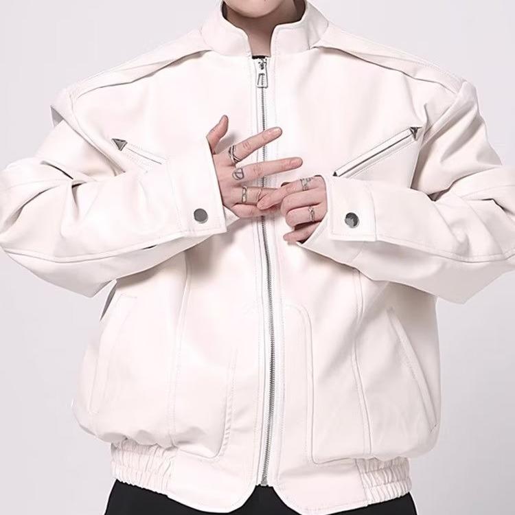 ・カテゴリ: レザージャケット・スタイル: カジュアル・着丈: 普通丈（50cm超65cm以下）・シルエット: ルーズフィット・ネックライン: スタンドカラー・フード: なし・素材: PUレザー・裏地素材: 綿・着用シーン: 日常・デザイン詳細: ジッパー装飾・ポケット: サイドシームポケット・カラー展開: ブラック、ホワイト・サイズ展開: M、L、XL、XXL・対象性別: メンズ・袖丈: レギュラー