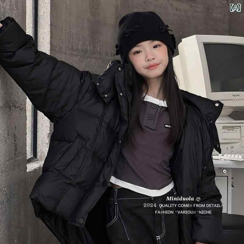 ・性別: ユニセックス（男女兼用）・スタイル: 韓国風・対象年齢: 中大童（8歳以上、身長140cm以上目安）・生地加工: シャーリング、柔軟処理・詰め物: 繊維綿・フード: フード付き（取り外し不可）・厚さ: 極厚・柄: 無地・デザイン特徴: スポーツ・主な素材: ナイロン（80%以上90%未満）・裏地組成: ポリエステル100%・安全基準: C類・合わせ口仕様: ファスナー・ネックライン: スタンドカラー・ライナータイプ: ポリエステルライナー・カラー展開: ブラック、サクラピンク、カーキ、ミルキーホワイト・サイズ展開: 10058.4cm（推奨身長100-110cm）、10972.8cm（推奨身長110-120cm）、11887.2cm（推奨身長120-130cm）、12801.6cm（推奨身長130-140cm）、13716cm（推奨身長140-150cm）・カテゴリ: 子供用防寒アウター
