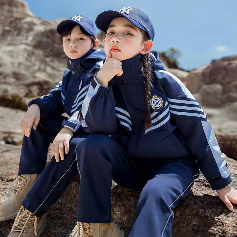 ・対象年齢: 3〜8歳（身長100〜140cm）・対象性別: ユニセックス・留め具の種類: ファスナー・デザイン要素: スポーツ、セットアップ、バイカラー・生地加工: シャーリング、柔軟加工・主な素材: 綿・フード: 着脱可能フード付き・セット内容: 3点セット・カラー展開: 9009シングルジャケット、66ネイビーインナー、68フリースインナー、86フリースパンツ、69ダウンインナー・対応身長: 100cm、110cm、120cm、130cm、140cm、150cm、160cm、170cm、180cm・組み合わせ形式: 長袖＋パンツ・カテゴリ: 制服