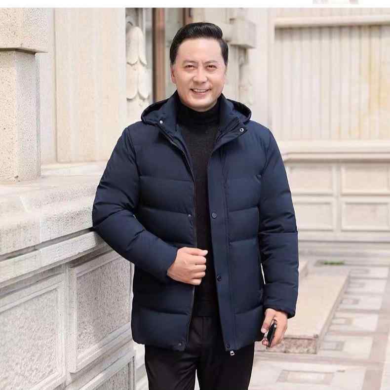 ・カテゴリ: 中綿コート・スタイル: カジュアル、ビジネス紳士（35歳以上）・デザイン: カーディガン・シルエット: ルーズフィット・詰め物: ポリエステル100%・フード: フード付き（取り外し可能）・生地の厚さ: 裏起毛・対象: 中年男性（成人）・主素材: アセテート繊維100%・裏地: アセテート繊維100%・素材名: ポリエステル・着用シーン: カジュアル・機能: 取り外し可能襟・加工: 形態安定（ノーアイロン）加工・デザイン詳細: ボアインナー・ポケット仕様: ファスナー付きスリットポケット・裾デザイン: ストレートヘム・カラー展開: ブラック、ネイビー・サイズ展開: XL、2XL、3XL、4XL、5XL・着丈: ミディアム丈（約65cm〜80cm）・襟型: フード取り外し可能