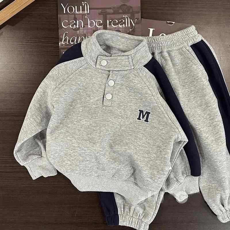 ・カテゴリ: 子供服セット・性別: メンズ・スタイル: 韓国風・セット内容: トップス、パンツの2点セット・袖丈: 長袖・パンツ丈: ロングパンツ・生地加工: ソフト加工・厚さ: 極厚・柄: 無地・デザイン要素: スポーツ、セットアップ、バイカラー、トレンド・安全基準: Aクラス・留め具タイプ: プルオーバー・カラー展開: グレー（裏起毛・極厚）、ネイビー（裏起毛・極厚）・サイズ展開: 100、110、120、130、140、150
