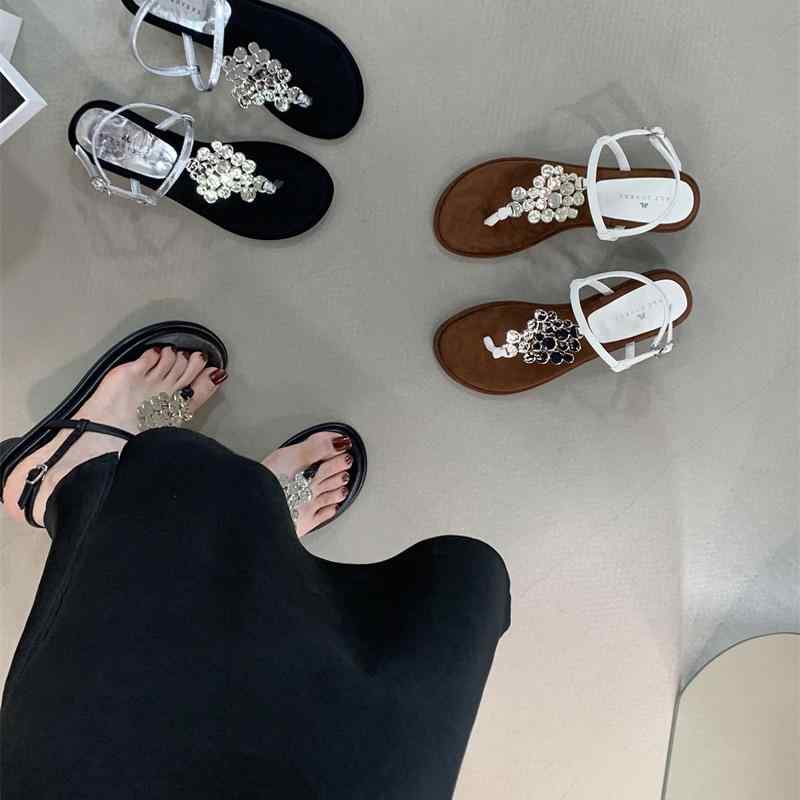 ・カラー展開: シルバー、ホワイト、ブラック・サイズ展開: 35、36、37、38、39・甲材: マイクロファイバー・カテゴリ: アンクルストラップサンダル・つま先形状: ラウンドトゥ・スタイル: カジュアル・裏地: 裏地なし・ヒールの高さ: 6-8cm・ヒール形状: 太ヒール
