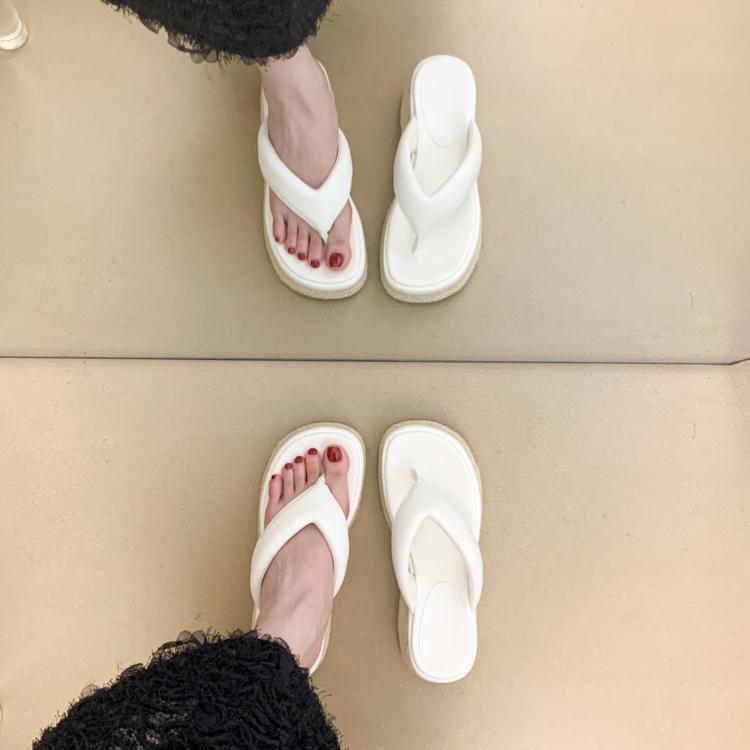 ・カテゴリ: トングサンダル・カラー展開: アイボリー、ブラック・サイズ展開: 35、36、37、38、39、40・アッパー素材: PU・つま先形状: ラウンドトゥ・スタイル: 韓国風・ソール素材: ゴム