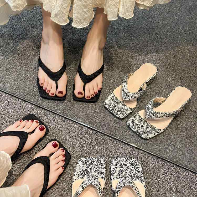 ・カテゴリ: トングサンダル・カラー展開: ブラック、アイボリー、花柄・サイズ展開: 35、36、37、38、39、40・甲材: PU・スタイル: 韓国風・つま先形状: スクエアトゥ・底材: ゴム・裏地: PU