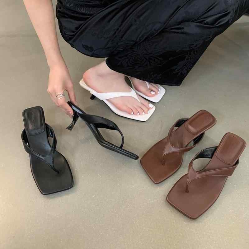 ・カテゴリ: トングサンダル・カラー展開: ブラック、アイボリー、ダークブラウン・サイズ展開: 35、36、37、38、39、40、41、42・アッパー素材: マイクロファイバー・スタイル: 韓国風・つま先形状: スクエアトゥ・靴底素材: ゴム・裏地: なし