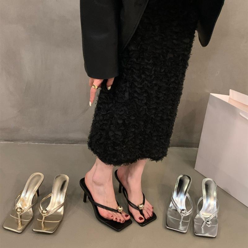 ・カテゴリ: 人字サンダル・カラー展開: ブラック、シルバー、ゴールド・サイズ展開: 35、36、37、38、39・アッパー素材: マイクロファイバー・スタイル: 韓国風・つま先形状: スクエアトゥ・靴底素材: 象ゴム・裏地: 裏地なし