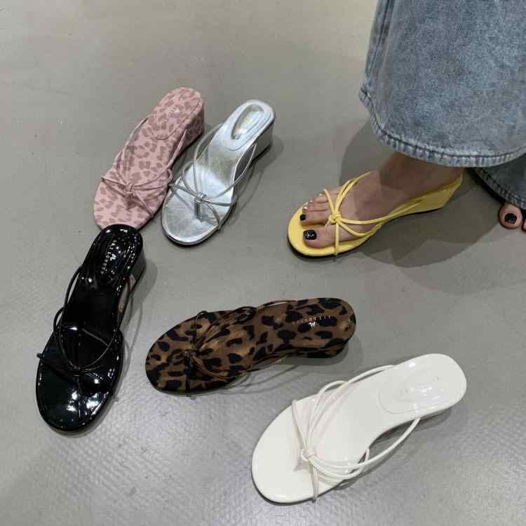 ・カテゴリ: トングサンダル・カラー展開: ブラック、アプリコット、イエロー、シルバー、ピンクパンサー、レオパード・サイズ展開: 35、36、37、38、39・甲材: マイクロファイバー・スタイル: 韓国風・つま先形状: ラウンドトゥ・底材: ゴム・裏地: PU