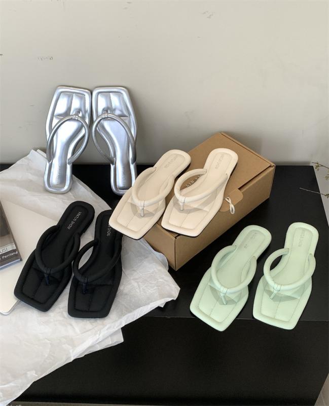 ・カテゴリ: ビーチサンダル・スタイル: 韓国風・甲材: マイクロファイバー・底材: ゴム底・カラー展開: ブラック、アイボリー、シルバー、グリーン・サイズ展開: 35、36、37、38、39、40