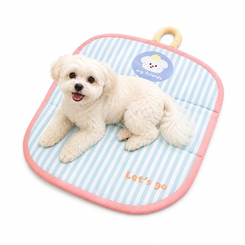 ペットベッド マット 四季通用 犬 猫 防水 防汚 洗える ペットマット 滑り止め 折りたたみ可能 持ち手付き 耐摩耗 耐引っかき 毛が付きにくい 小型犬 中型犬 ペットクッション【四季を通して快適に使えるペットマット】季節を問わず使用できるオールシーズン仕様。夏はさらっと快適、冬は床からの冷気を軽減し、愛犬・愛猫に心地よい休息スペースを提供します。【防水・防汚加工でお手入れ簡単】表面には防水・防汚加工を採用。飲み水やよだれ、軽い汚れが染み込みにくく、サッと拭くだけで清潔を保てます。毎日のお手入れ負担を軽減します。【耐摩耗・耐引っかき設計で長持ち】丈夫な生地を使用し、爪による引っかきや日常使用による摩耗に強い設計。元気な犬や猫にも安心してお使いいただけます。【毛が付きにくく丸洗い可能】ペットの抜け毛が絡みにくく、お掃除が簡単。マット全体を丸洗いできるため、いつでも清潔な状態を維持できます。【折りたたみ収納＆持ち手付きで持ち運び便利】使わない時はコンパクトに折りたたみ可能。持ち手付きなので部屋間の移動や旅行、車内使用、ケージ内への設置も簡単です。