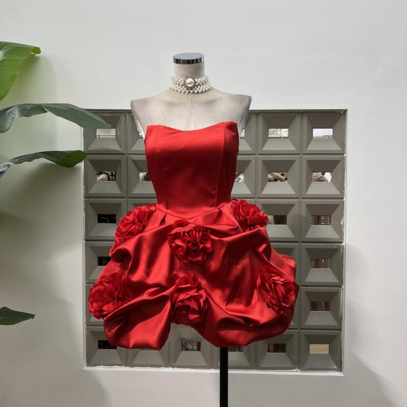 ・カテゴリ: 连衣裙・柄: 花朵・工芸: 褶皱・スタイル: 性感风、個性街头・スカート丈: 短裙・スカートのデザイン: A字裙・ネックライン: 抹胸・袖丈: 无袖・ウエスト: 高腰・カラー展開: 红色・サイズ展開: S、M、L