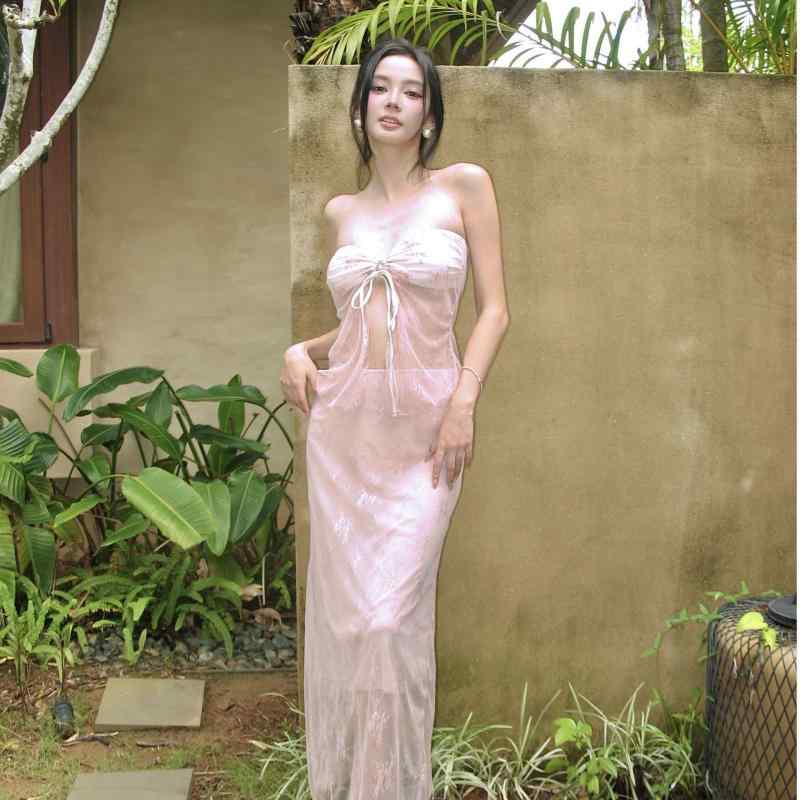 ・カテゴリ: 三角ビキニ・適用対象: 女性・スタイル: 速乾、セクシー、タイト、バックレス、高弾性、耐久性、小清新、欧米風・パッド・ワイヤー: 胸パッドあり、ワイヤーなし・表地素材: ポリエステル・表地成分比率: 71%-80%・重量: 約300g・裏地素材: ポリエステル・裏地成分比率: 88%・対応シーン: 水泳、ウォータースポーツ・カラー展開: ライトピンク・サイズ展開: S、M、L・袖丈: ノースリーブ