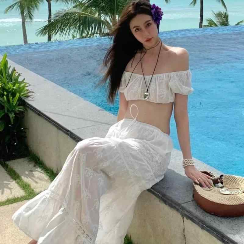・カテゴリ: 水着・スタイル: スポーティ・対象: レディース・柄: 無地・仕様: 胸パッド付き、ノンワイヤー・主な素材: ポリエステル・素材割合: 71%〜80%・重量: 約300g・裏地素材: ポリエステル・裏地割合: 88%・着用シーン: スイミング、ウォータースポーツ・カラー展開: ホワイト、ホワイト（貝殻ウエストチェーン付き）・サイズ展開: M、L、XL・袖丈: 半袖・デザイン: ビキニ（三角パンツ）