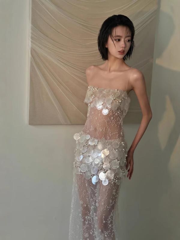 ・カテゴリ: 连衣裙・スタイル: 性感风・デザイン: 包臀裙・主な素材: 涤纶（聚酯纤维）・ネックライン: 一字领・袖丈: 无袖・ウエスト: 高腰・カラー展開: 白色・サイズ展開: S、M、L