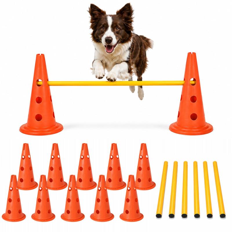 犬 アジリティ トレーニングセット 6セット ペット用 障害物 ハードル ジャンプバー｜屋内・屋外兼用 ドッグラン練習に最適｜穴付きデザインで高さ調整可能｜軽量＆組立簡単｜丸底仕様の【6セットで多頭・コース練習】本品は犬 アジリティ セット6組のまとめ買い仕様。1セット＝丸底仕様の円すい型バケット30cm×2本＋バー1m×1本（合計：丸底仕様の円すい型バケット12本・バー6本）。多頭同時の基礎練習や、連続ハードルのコースづくりに便利です。【高さ調整ができる便利な構造】丸底仕様の円すい型バケットの穴にバーを差し込むだけで高さを調整可能。年齢や体格、運動レベルに合わせて無理のない負荷設定ができます。犬 アジリティの入門からステップアップまで幅広く対応。【やさしい素材で安全に配慮】柔軟性のあるプラスチックを採用し、接触時の衝撃を和らげます。バーに触れてもケガのリスクを抑えやすく、初めてのワンちゃんでも安心して犬 アジリティ練習に取り組めます。【組立簡単＆省スペース収納】工具不要で素早く設置・片付け。使わない時は丸底仕様の円すい型バケットとバーを分けてコンパクトにまとめられ、持ち運びや保管もラク。庭、公園、室内など様々な場所での犬 アジリティ練習に。【幅広い使い方ができる多機能セット】ハードル練習はもちろん、スラロームの目印や簡易障害コースづくりにも応用可能。運動会やキッズ遊びの丸底仕様の円すい型バケットとしても活用でき、家庭からドッグランまで幅広いシーンで使えます。