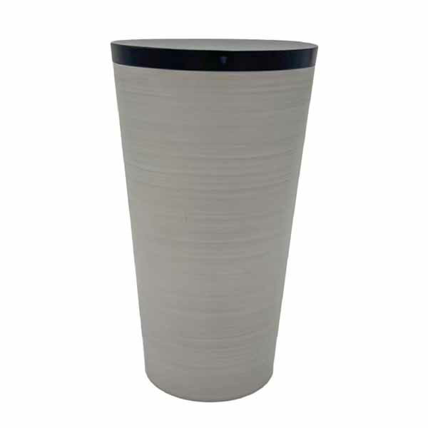 ほかのdustperstyle製品はこちら！商品名スモークシリーズ 抗菌トイレポット GY 商品説明日本の伝統工芸に、くすみカラーを融合させたジャパンディスタイルのある暮らし。 紀州漆器の文化に育まれた職人の手仕事を、今日の暮らしに取り入れたくすみカラーを追加しました。 落ち着いたカラーリングがトイレのインテリアにマッチします。 外容器は抗菌加工で衛生的に使用できます。 材質 外容器ABS樹脂（ウレタン塗装）フタ・リングABS樹脂サイズ φ12×H21cm 容量 1.4L 原産国 日本 JAN 4545229168507 販売元 藤栄